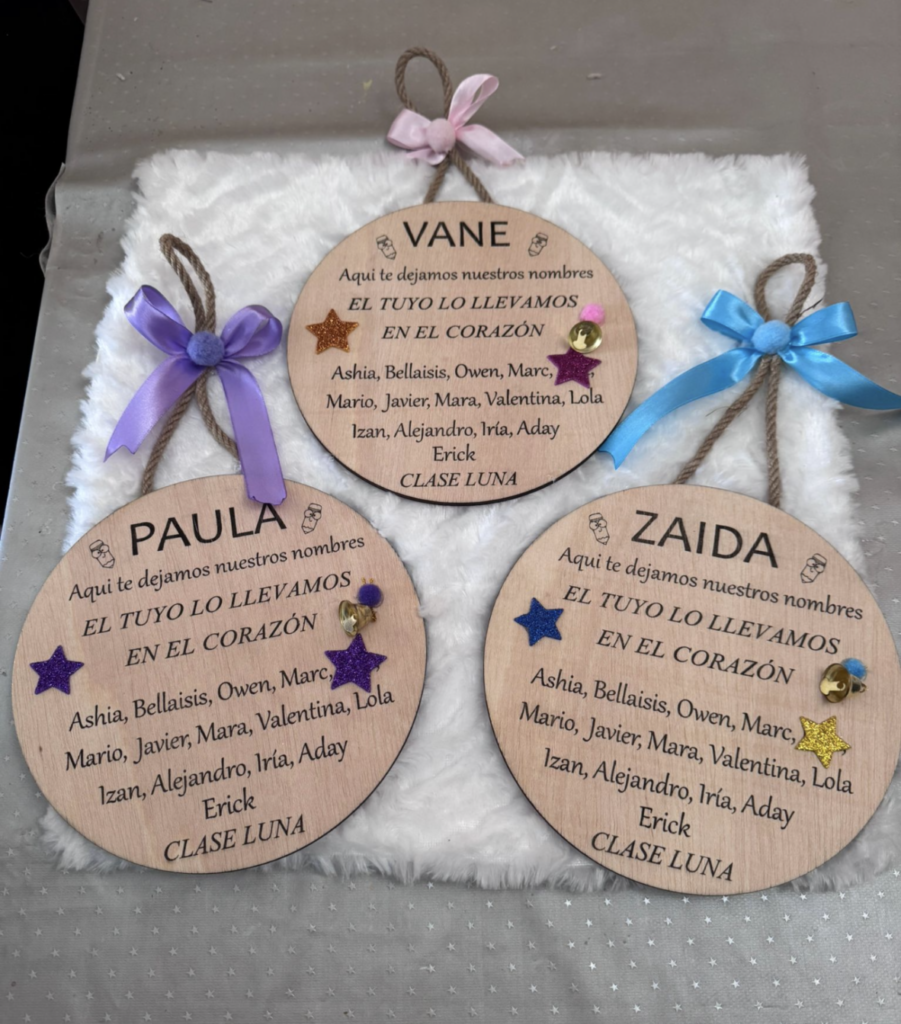 Cartel de madera personalizado con nombres y mensaje