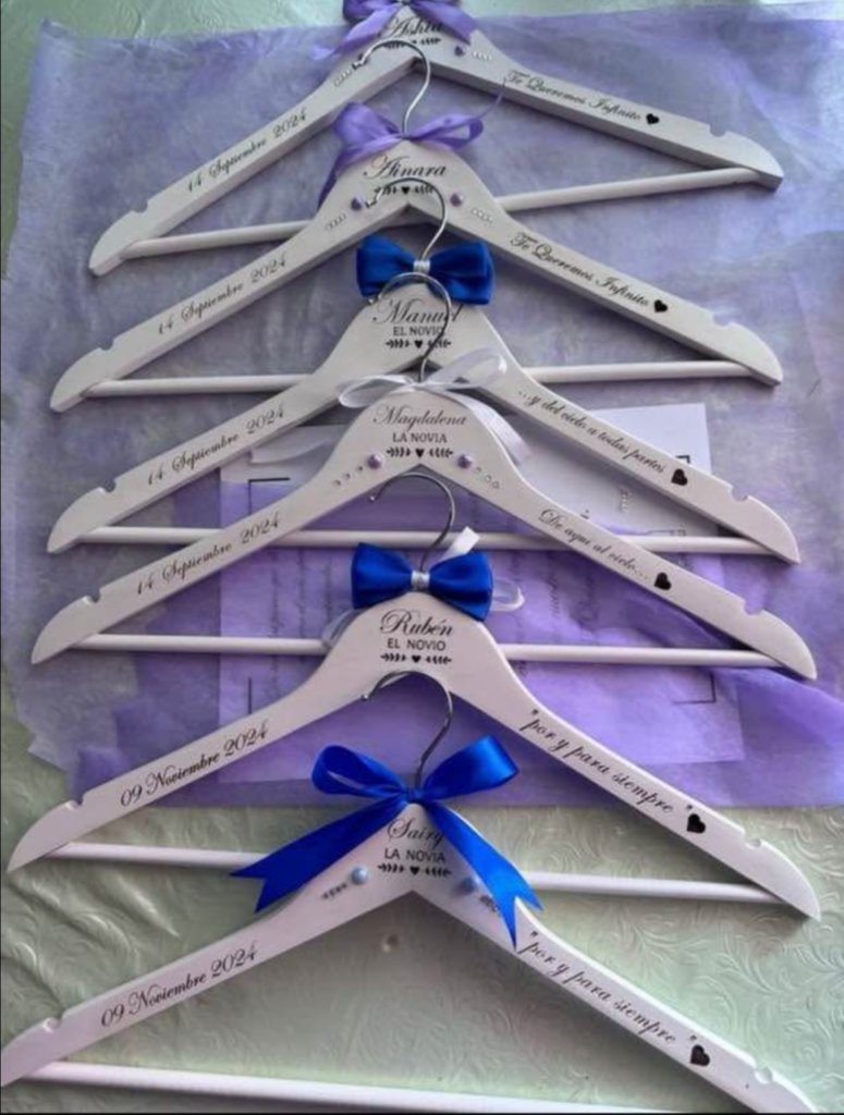 Percha de madera personalizada para novios